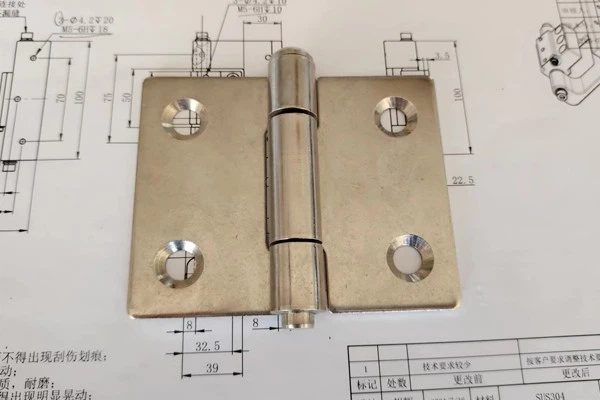 Moisture-proof Three-section Hinge