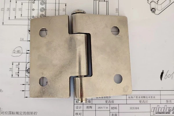 Moisture-proof Three-section Hinge